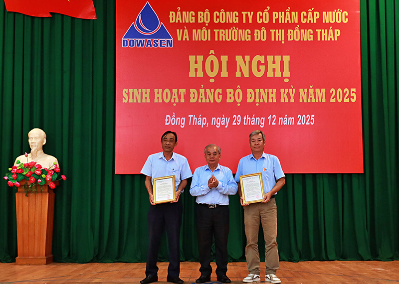  10. Trao QD c.nhan CB bon tot.jpg