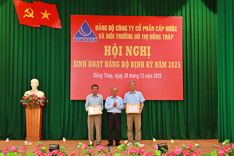  11. Tang GK Chi bo XSNV va TB trong lam theo Bac.jpg